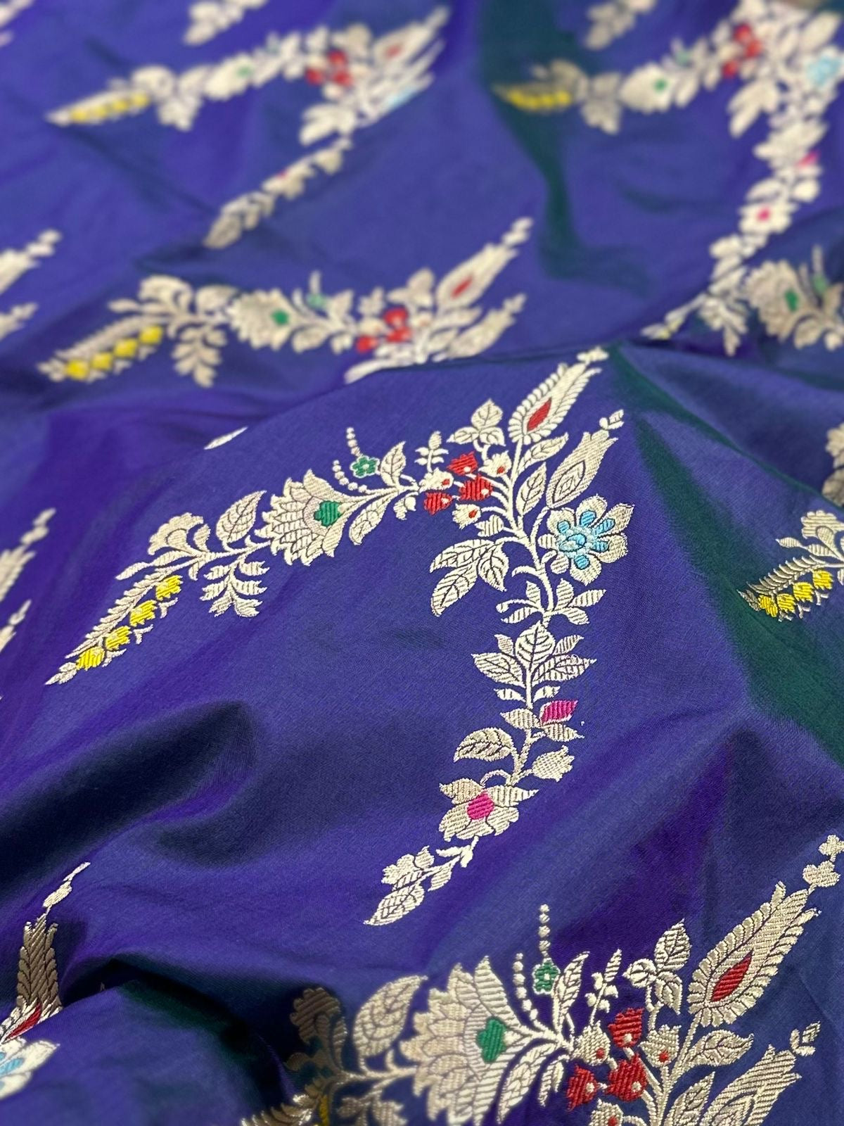 Dual Shade Pure Katan Silk Kadua Weave Banarasi Saree with Menakari Jaal Pattern
