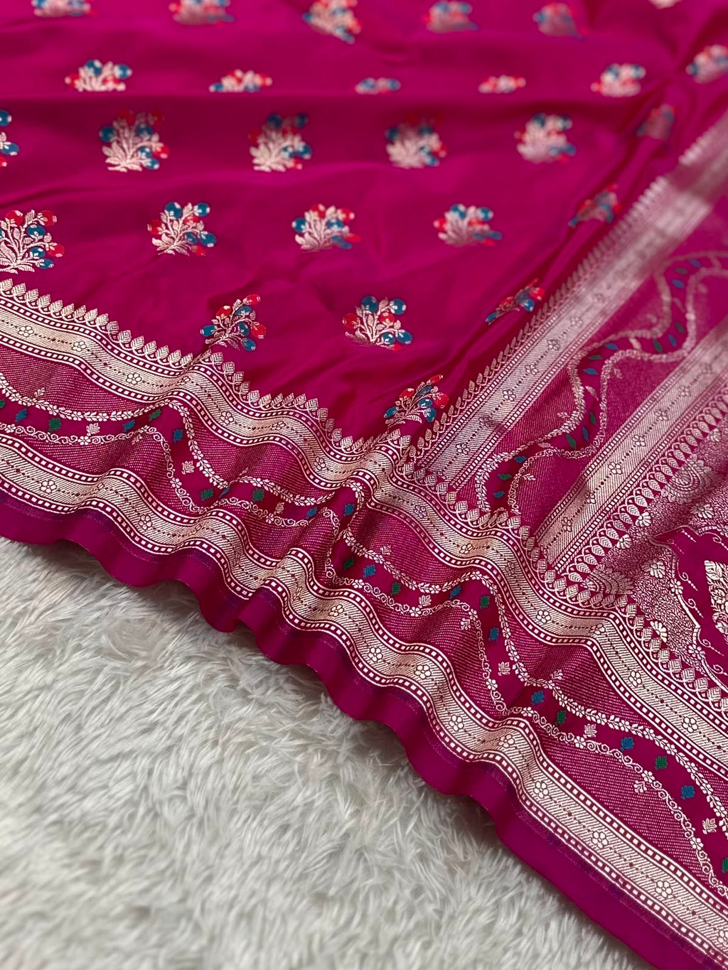 Meenedar Mashru Silk Buta Banarasi Saree