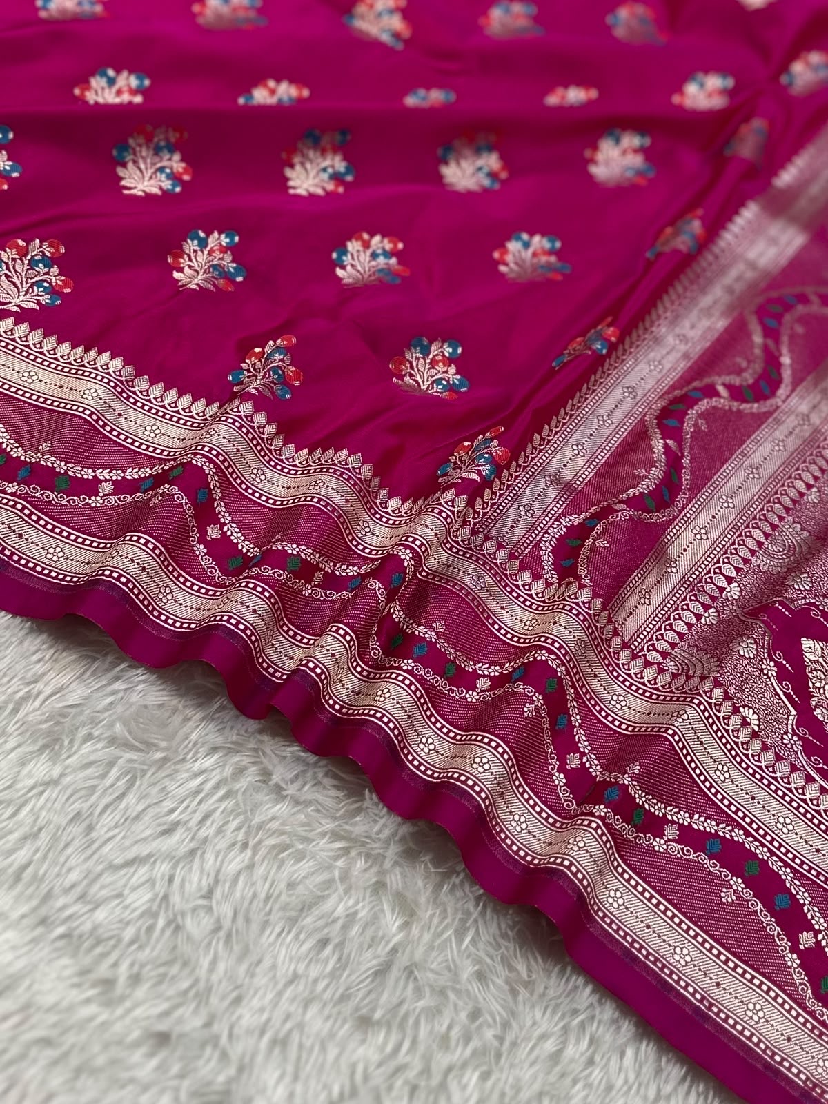 Meenedar Mashru Silk Buta Banarasi Saree