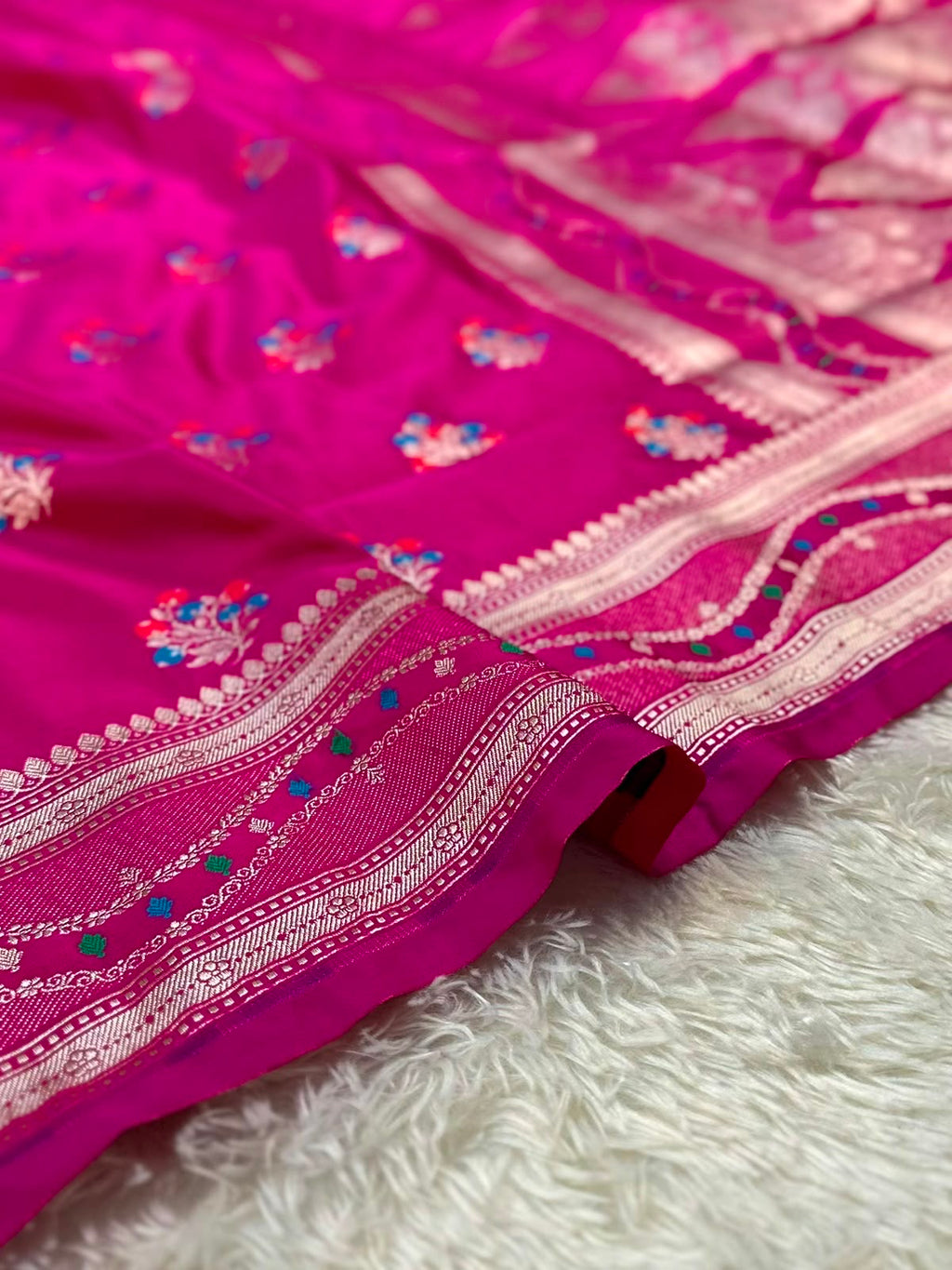 Meenedar Mashru Silk Buta Banarasi Saree