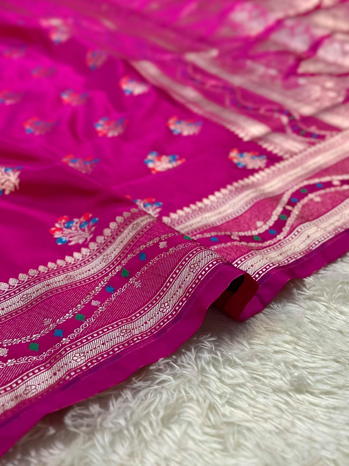 Meenedar Mashru Silk Buta Banarasi Saree