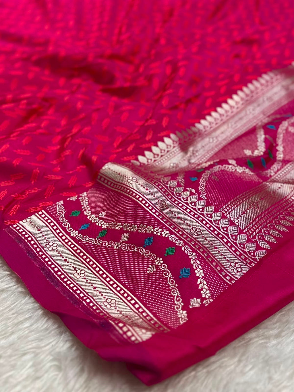 Meenedar Mashru Silk Buta Banarasi Saree