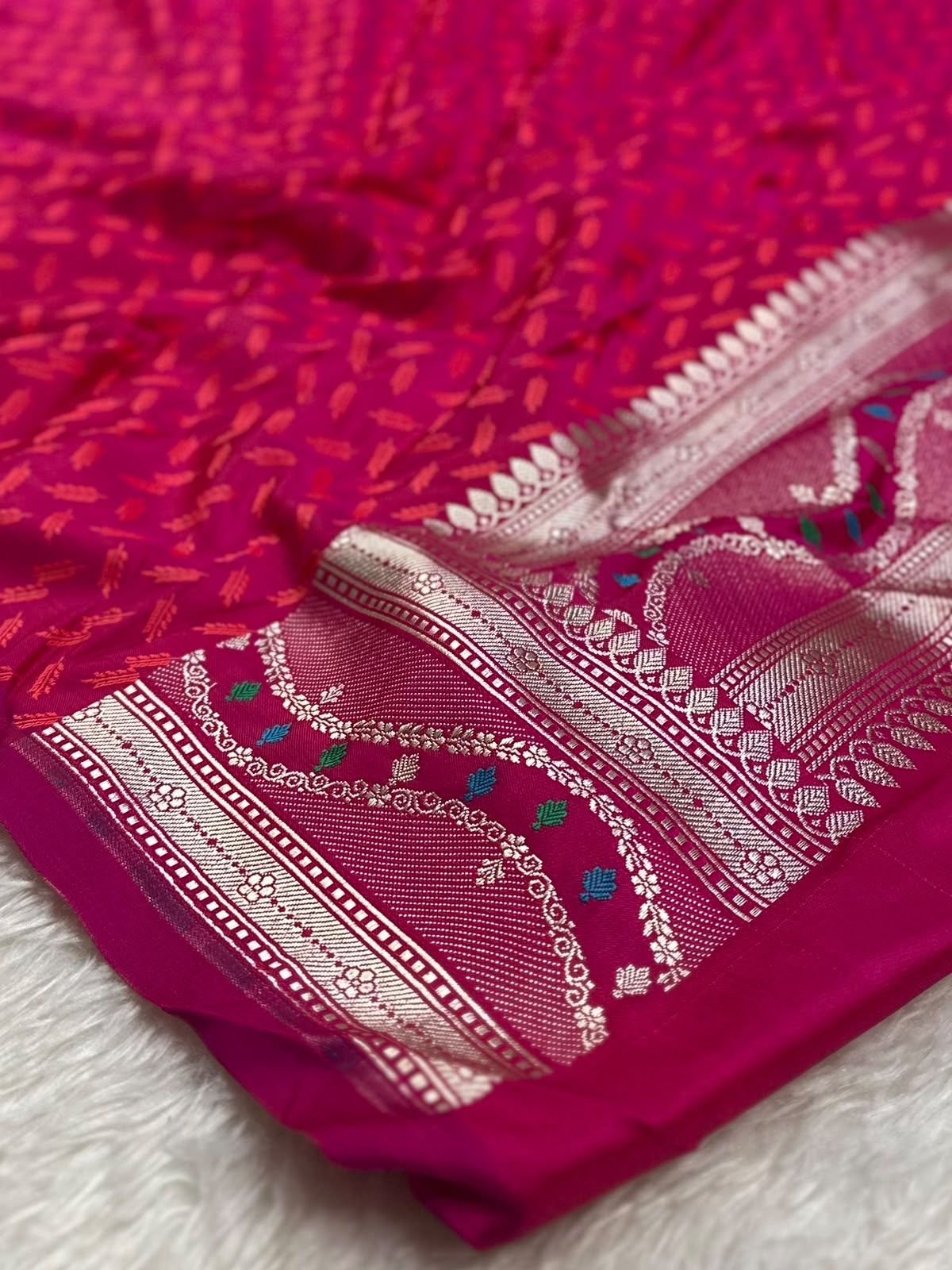 Meenedar Mashru Silk Buta Banarasi Saree