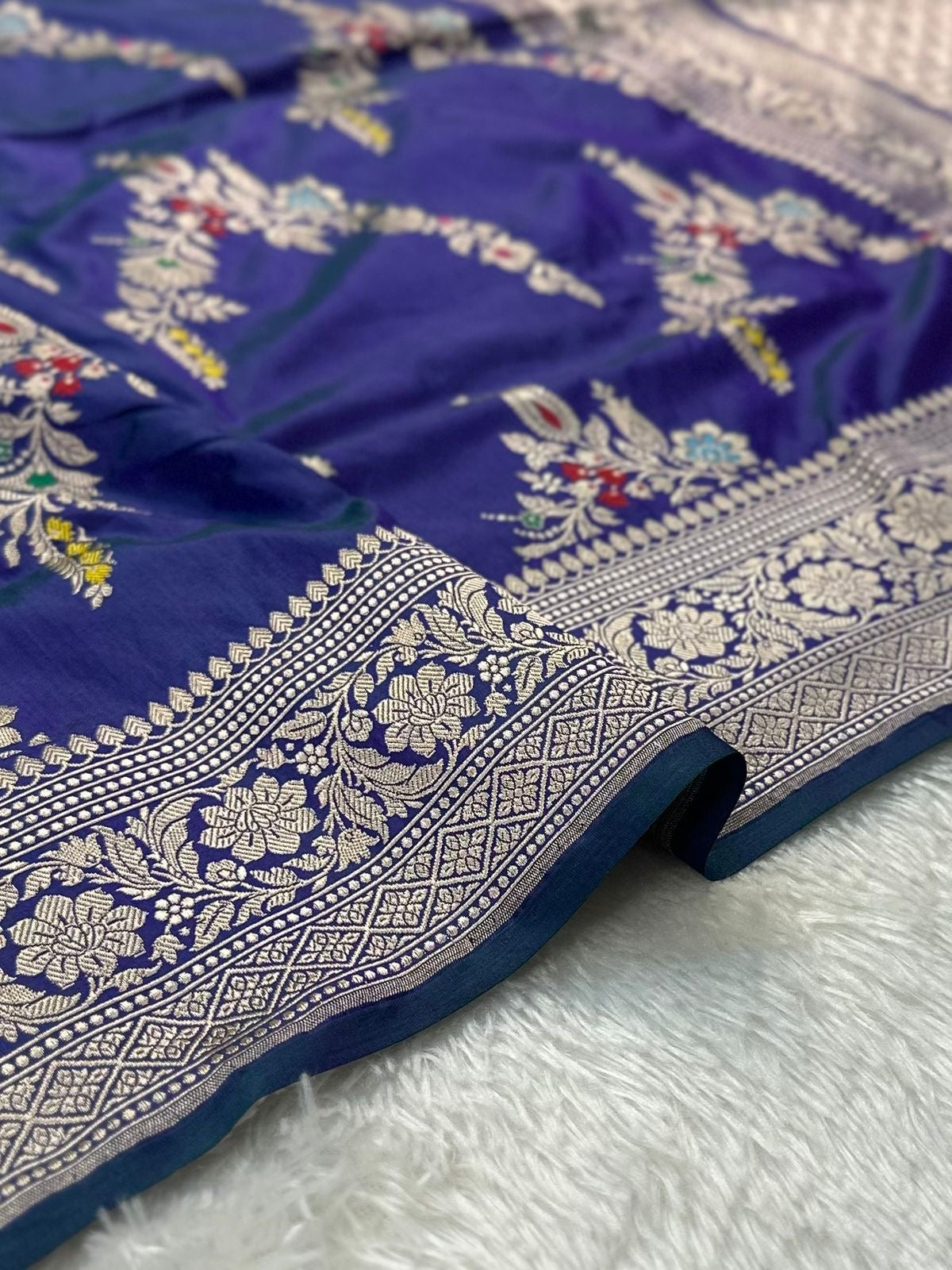 Dual Shade Pure Katan Silk Kadua Weave Banarasi Saree with Menakari Jaal Pattern
