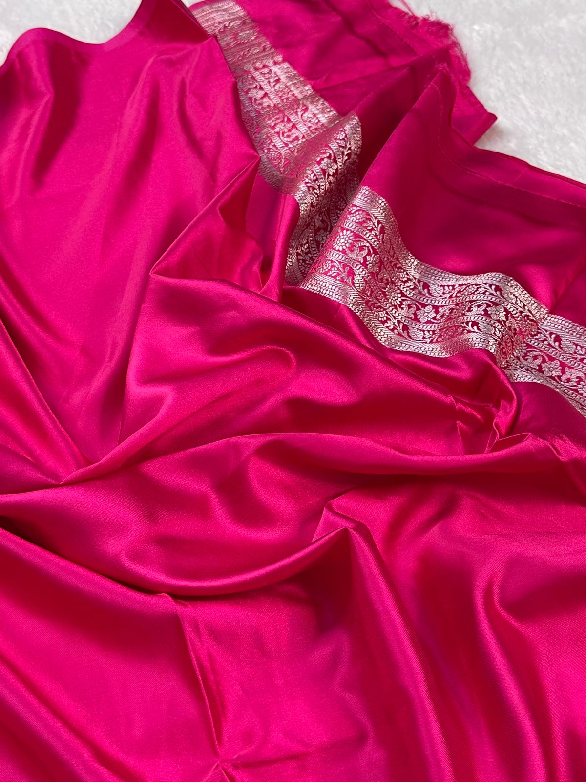 Rani Booti With Sleek Border Mashru Silk Saree