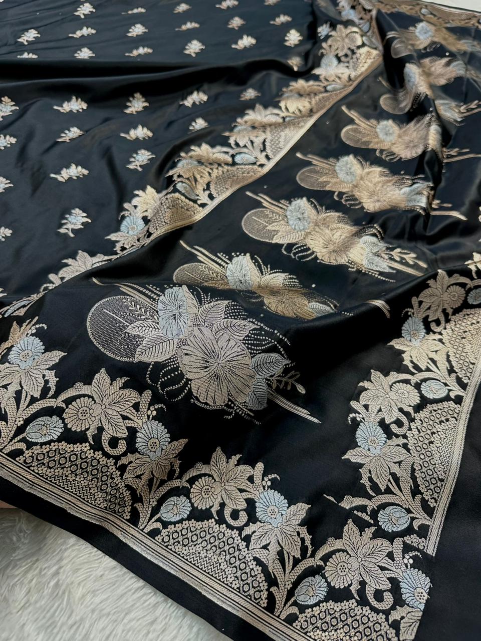 Mashru Silk Banarasi Saree Weaved with Golden Zari in Buta Pattern