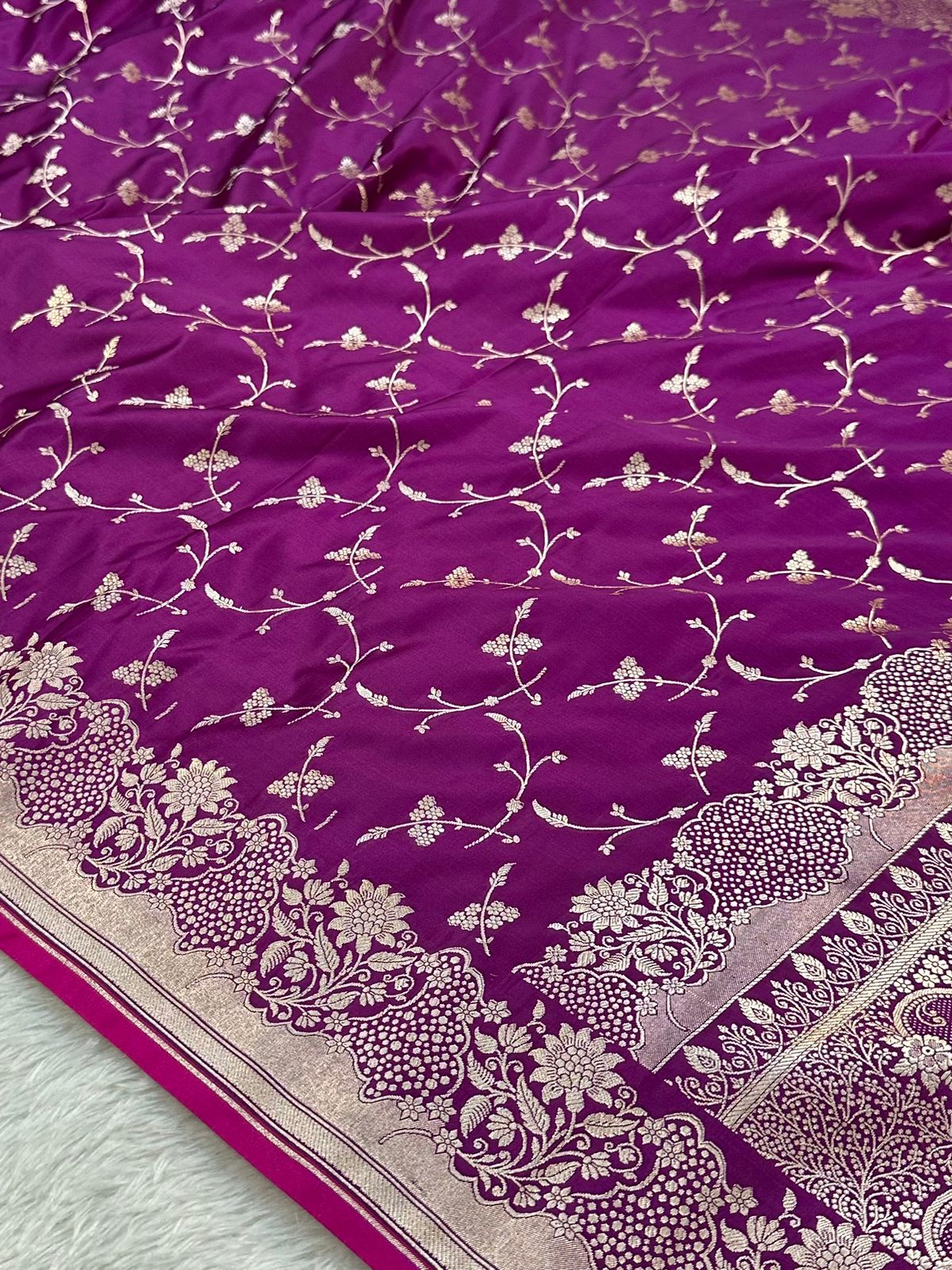 Mashru Silk Banarasi Saree Weaved with Golden Zari in Jaal Pattern