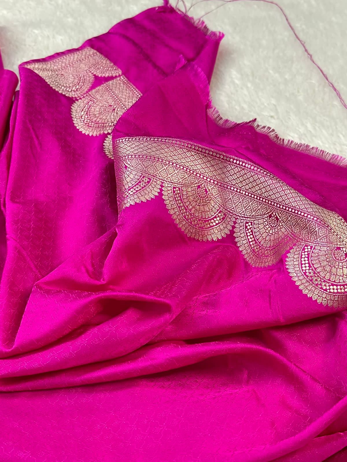Rani Boota With Scallop Border Mashru Silk Saree