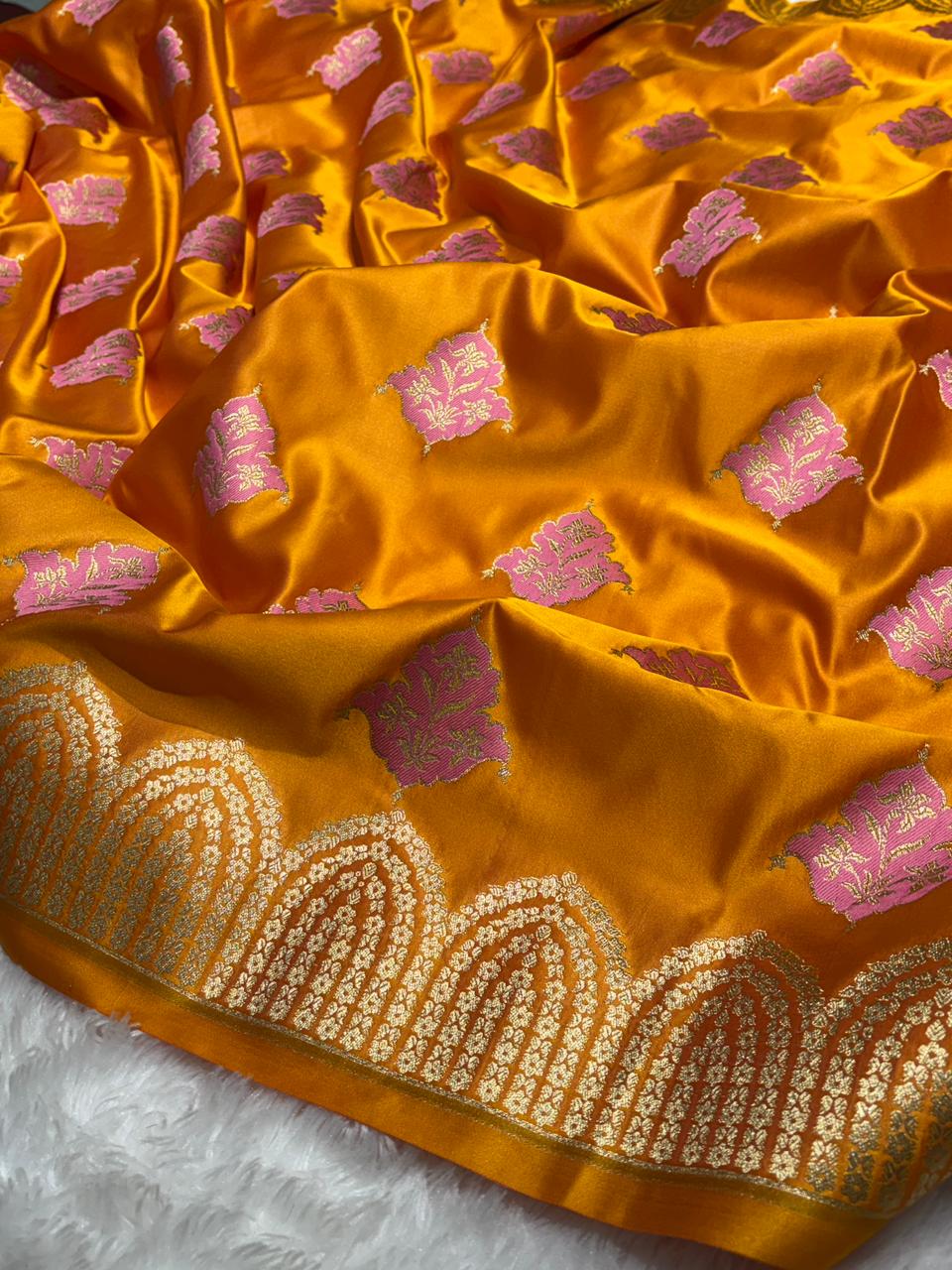 Mustard   Minakari   Banarasi   Buta   With   Scallop   Border   Mashru   Silk   Saree