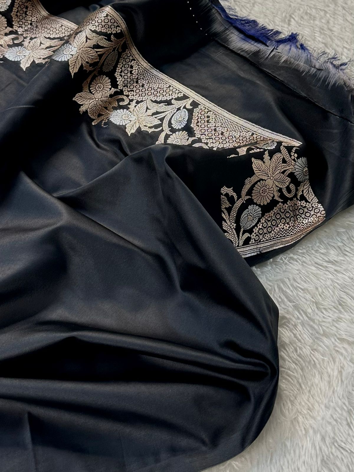 Mashru Silk Banarasi Saree Weaved with Golden Zari in Buta Pattern