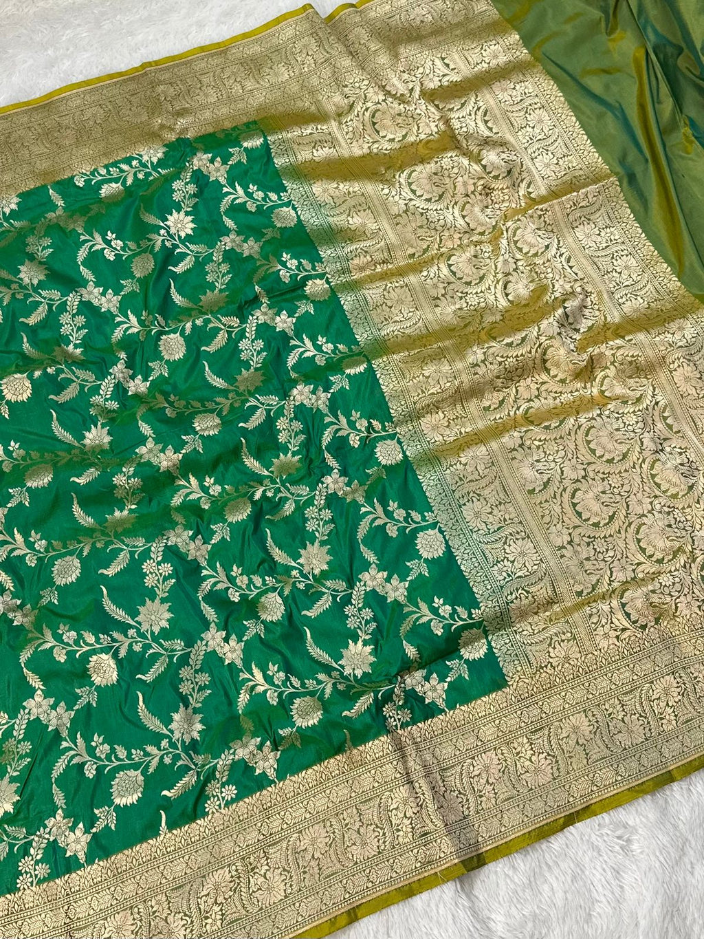 Pure Katan Silk Banarasi Saree Woven with Golden Zari in Contrast Jaal Pattern