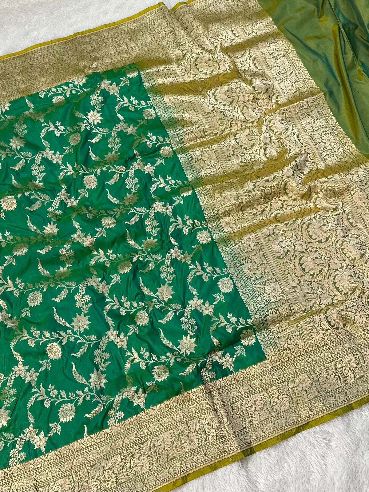 Pure Katan Silk Banarasi Saree Woven with Golden Zari in Contrast Jaal Pattern