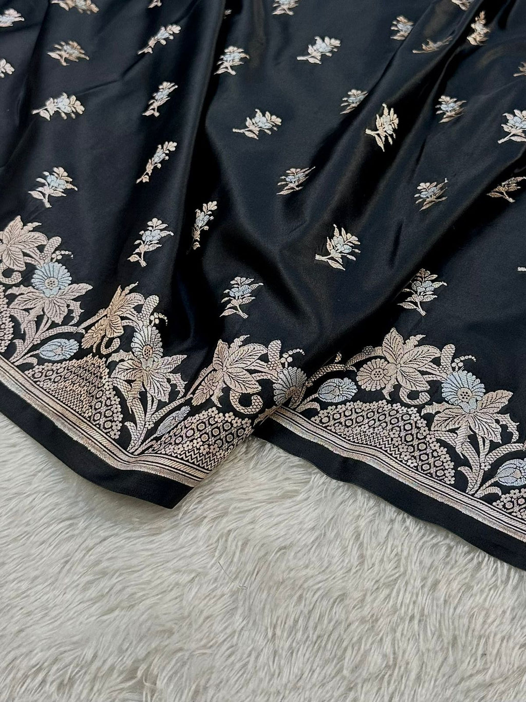 Mashru Silk Banarasi Saree Weaved with Golden Zari in Buta Pattern