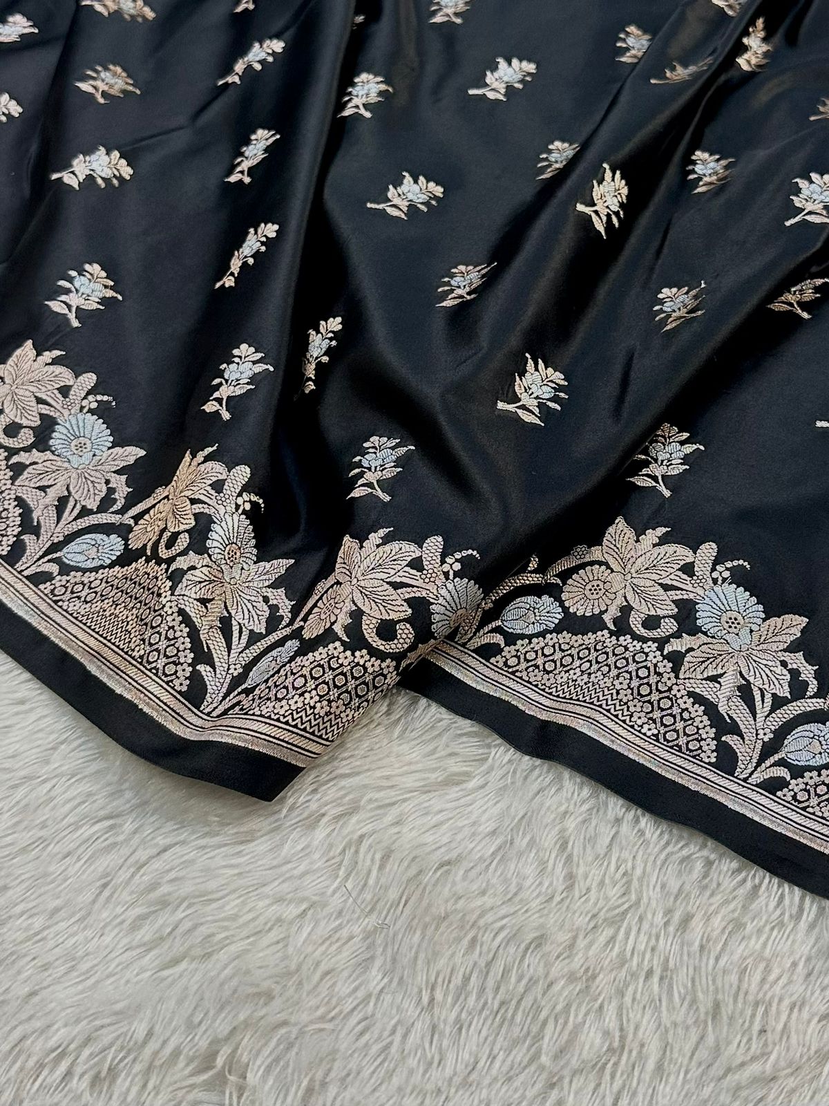 Mashru Silk Banarasi Saree Weaved with Golden Zari in Buta Pattern